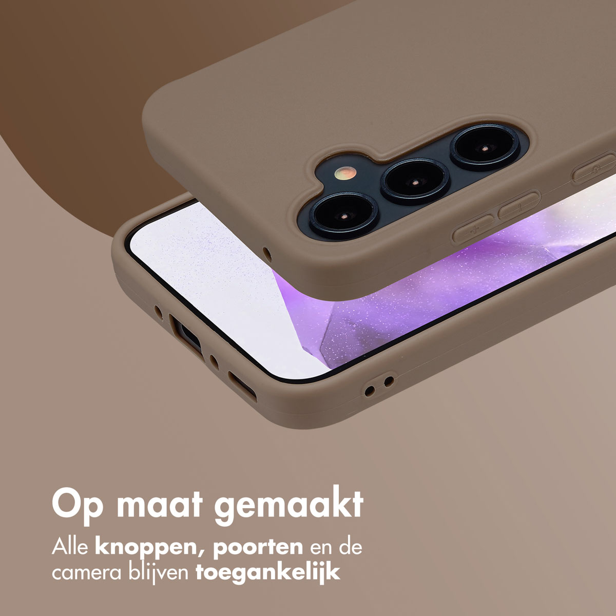 Telefoonhoes met verhoogde randen, camera zichtbaar. Tekst onderaan: 'Op maat gemaakt'.