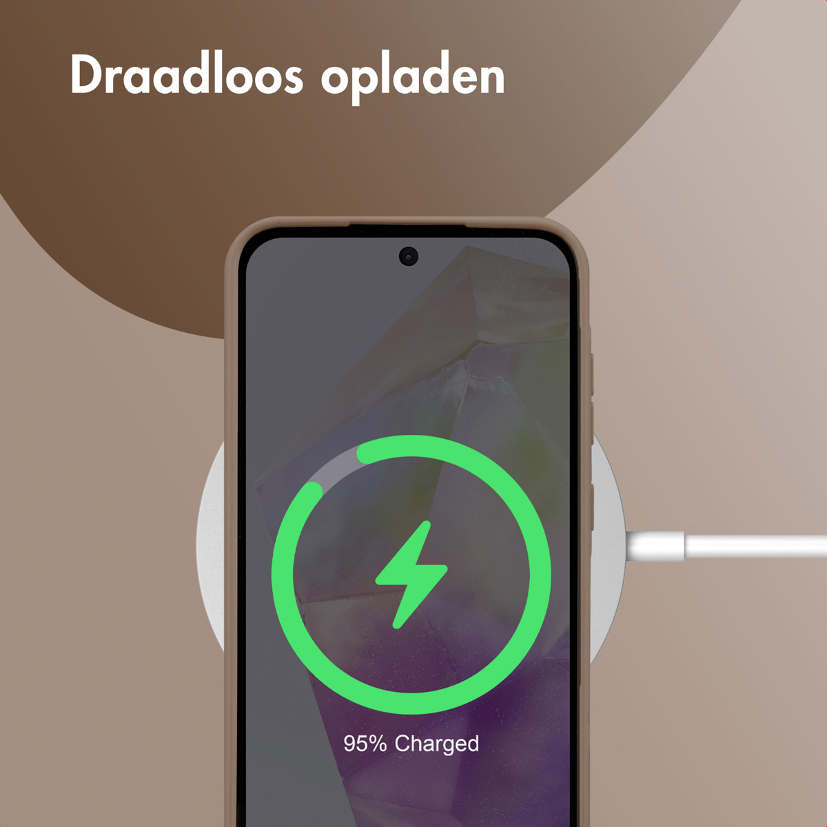 Telefoon op draadloze oplader. Scherm met oplaadicoon. Bruine hoes en achtergrond.