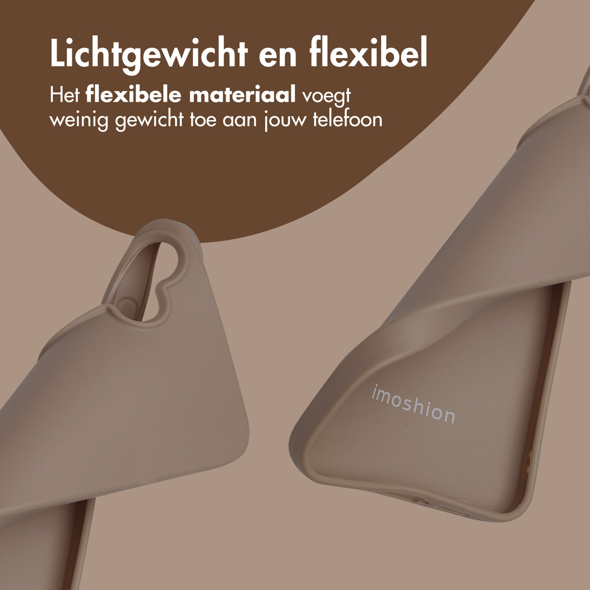Onderdelen van de telefoonhoes op een bruine achtergrond. De hoes is lichtbruin en heeft een lus.