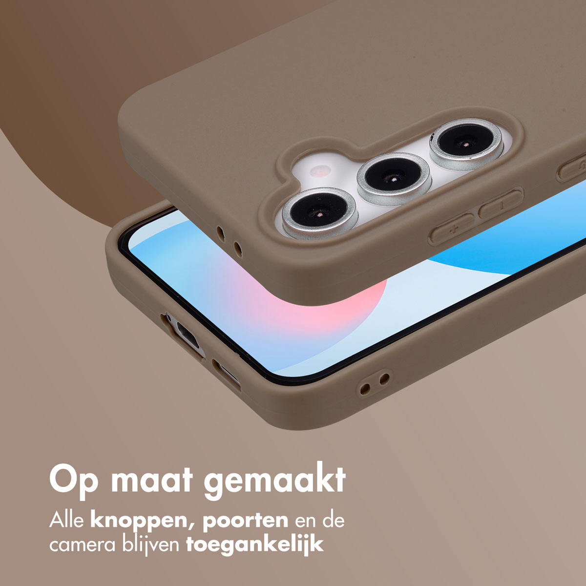 Telefoonhoes met verhoogde randen, camera zichtbaar. Tekst onderaan: 'Op maat gemaakt'.