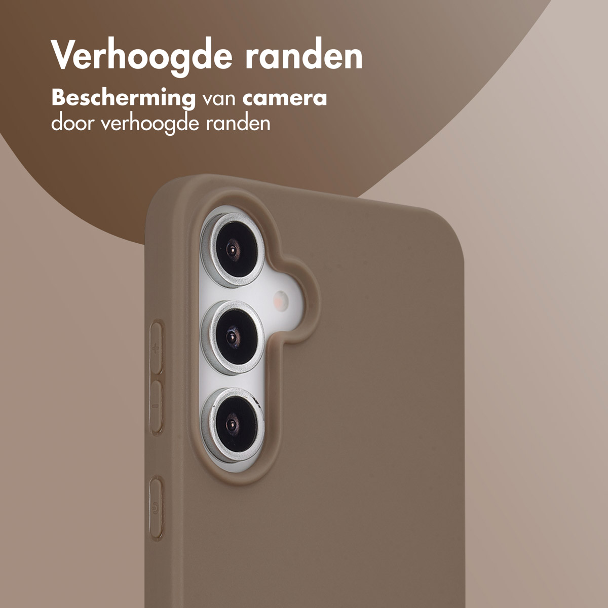 Een telefoonhoesje met verhoogde randen, beschermt de camera. Beige kleur, bruine achtergrond.