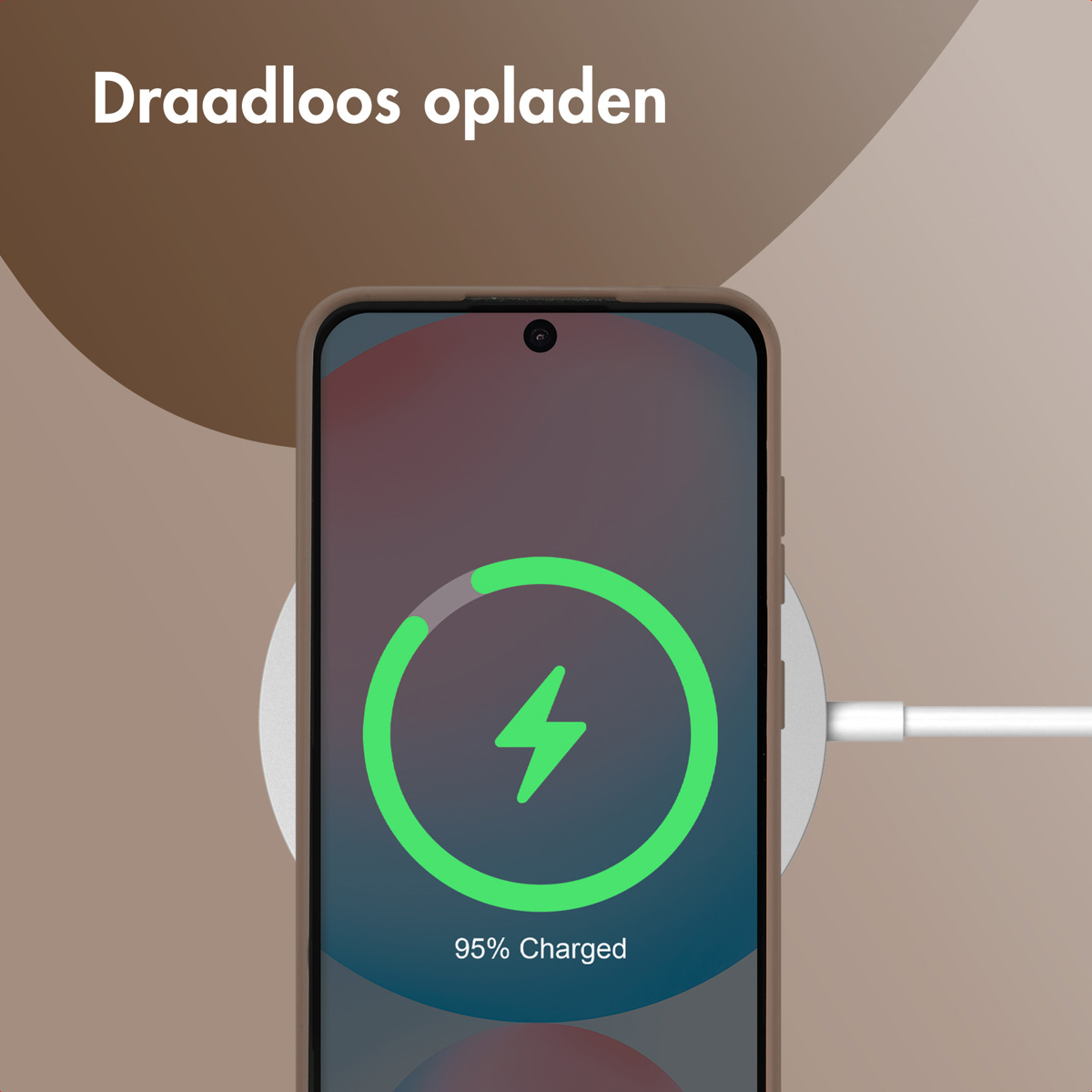 Telefoon laadt op een draadloze oplader. Scherm toont oplaadicoon bij 95%. Roze achtergrond.
