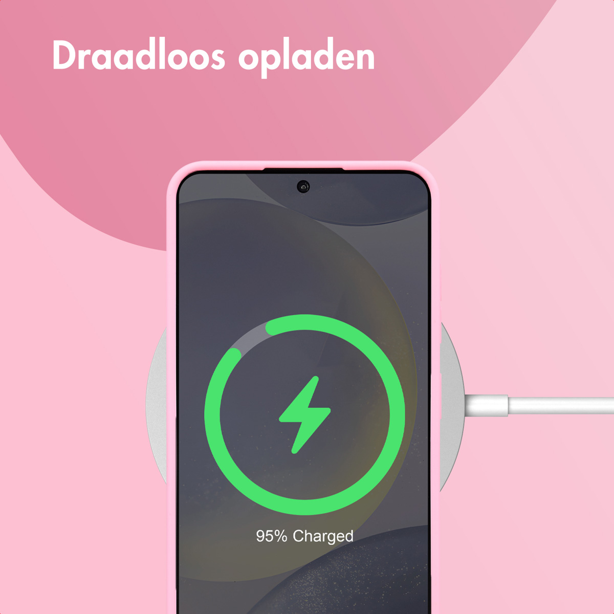 Un téléphone sur un chargeur sans fil avec symbole de foudre vert, 95% de charge.