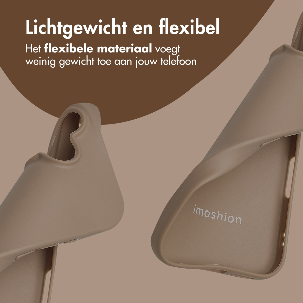 Twee telefoonhoesjes, één flexibel, met een naam rechts. Bruine achtergrond.