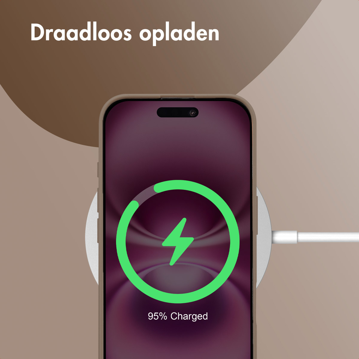 Een telefoon die draadloos oplaadt. Het scherm toont een groen oplaadsymbool bij 95% opgeladen.