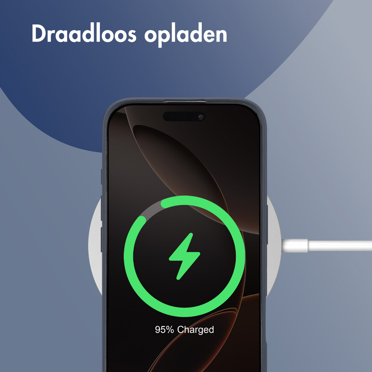 Téléphone en charge sans fil, affichant un symbole de charge vert et le pourcentage chargé.