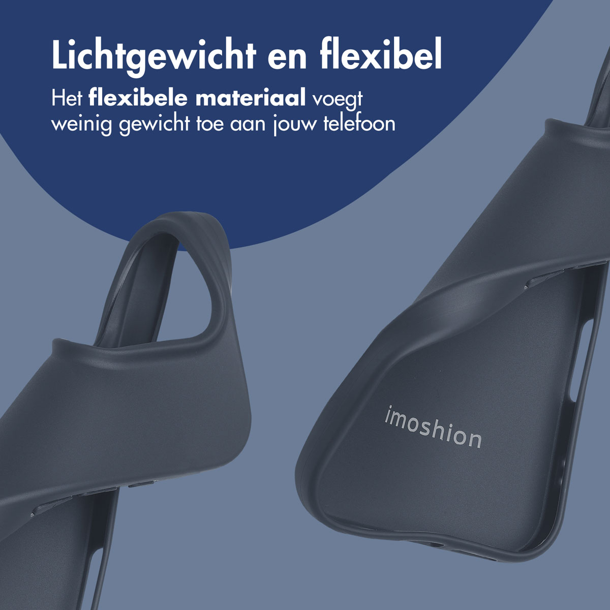 Deux coques de téléphone, une flexible, avec un nom à droite. Fond bleu.