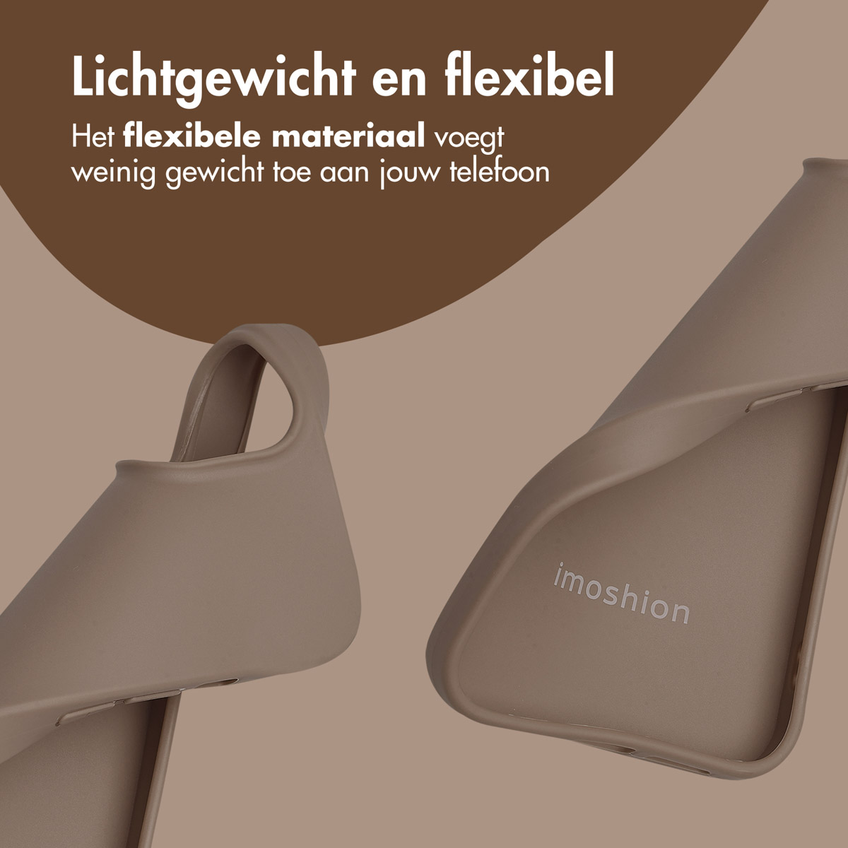 Twee bruine telefoonhoesjes, tonen het flexibele materiaal en de merknaam.