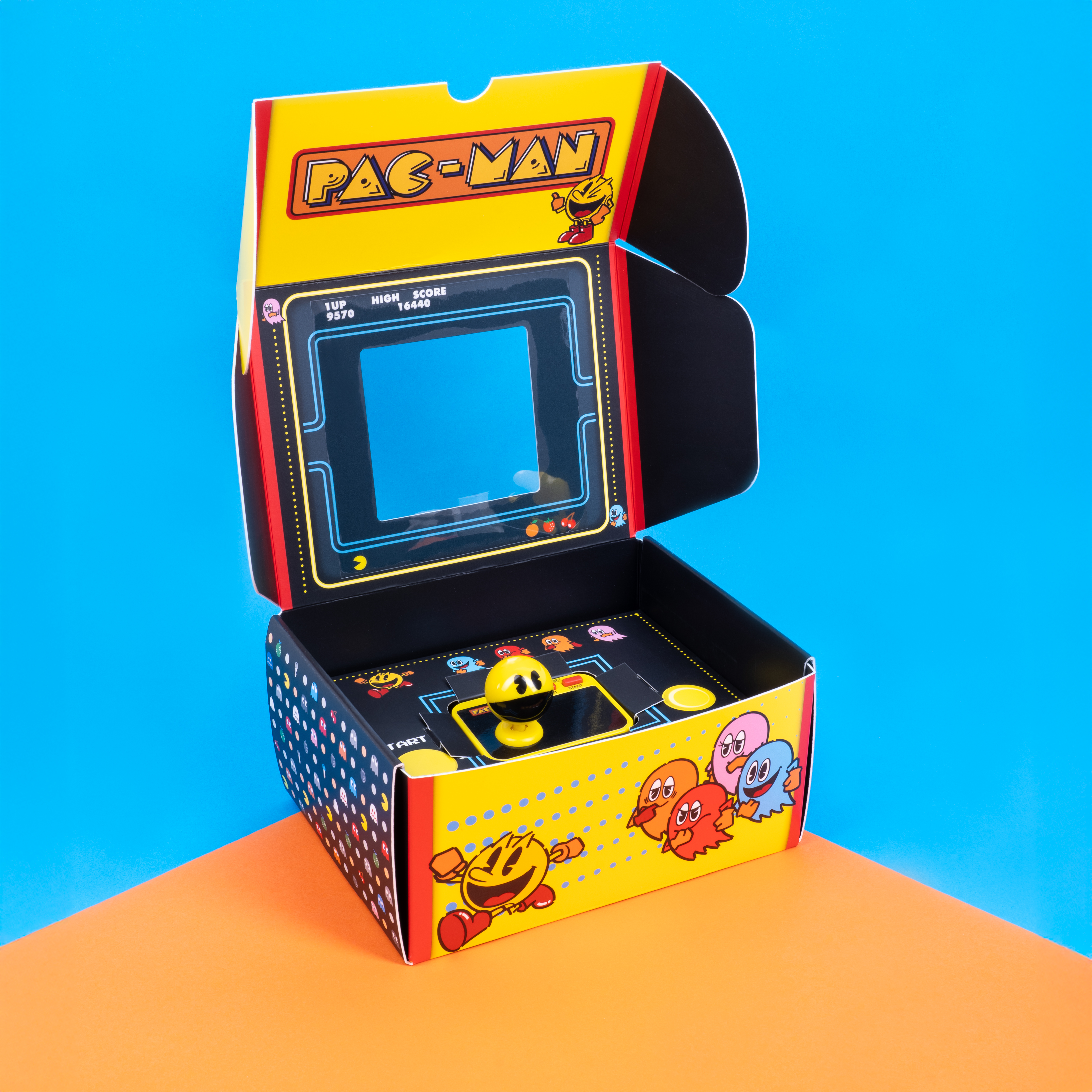 Pac-Man arcadespel in een doos. Gele doos met een Pac-Man-spelscherm en afbeeldingen.