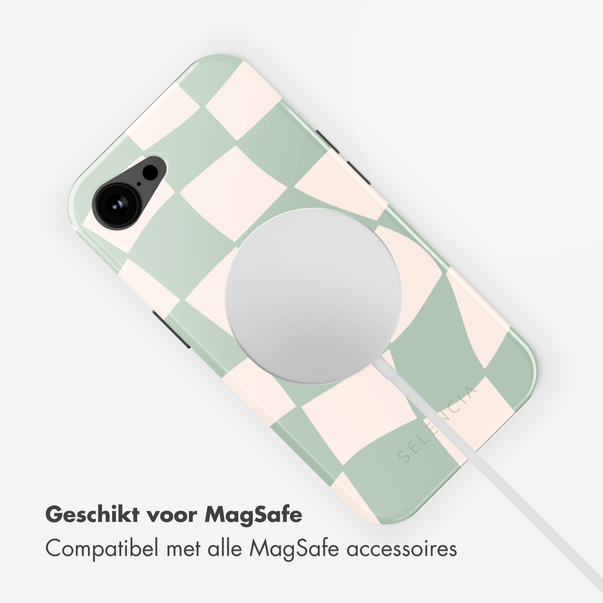 Telefoon met MagSafe-oplader aangesloten. De telefoon zit in een groen-witte geruite hoes.