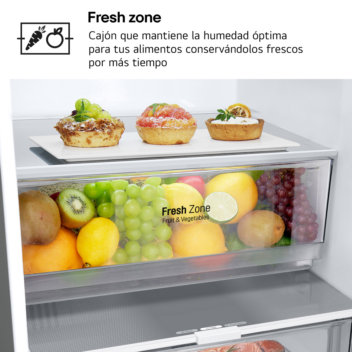 Primer plano de la zona fresca del refrigerador, con frutas y pasteles dentro, texto arriba.