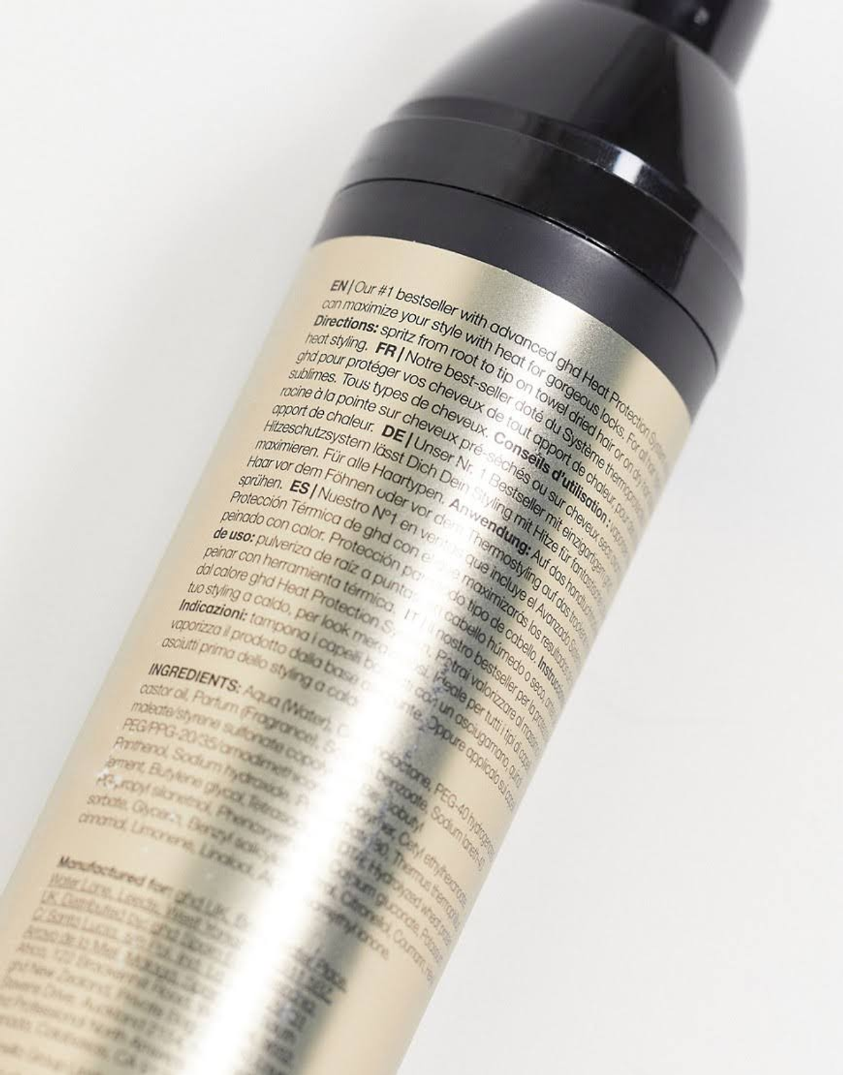 Un flacone spray nero con testo bianco che descrive la protezione termica per i capelli.