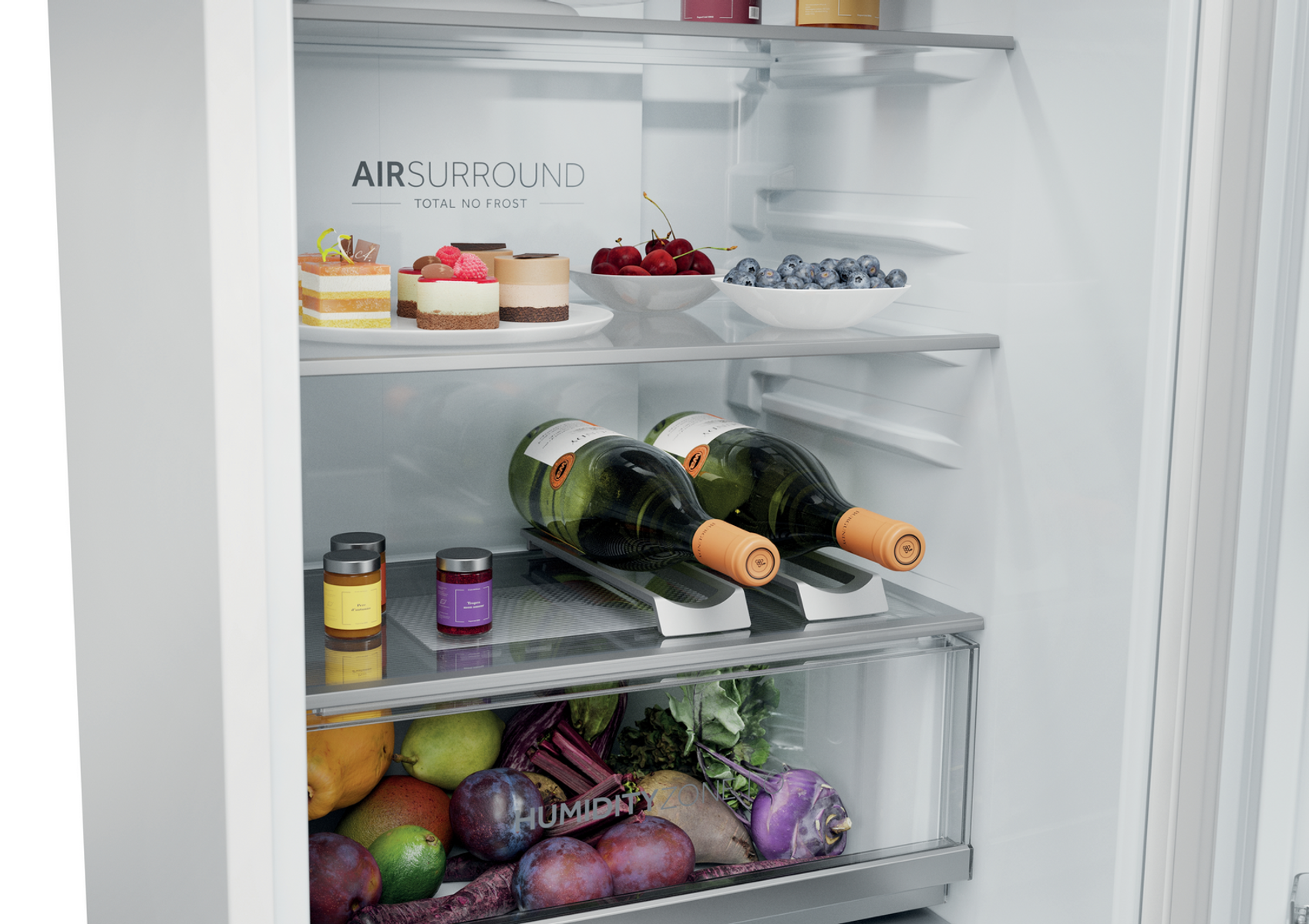 Interior de la nevera con alimentos y bebidas en los estantes. Incluye botellas de vino, frutas y postres.