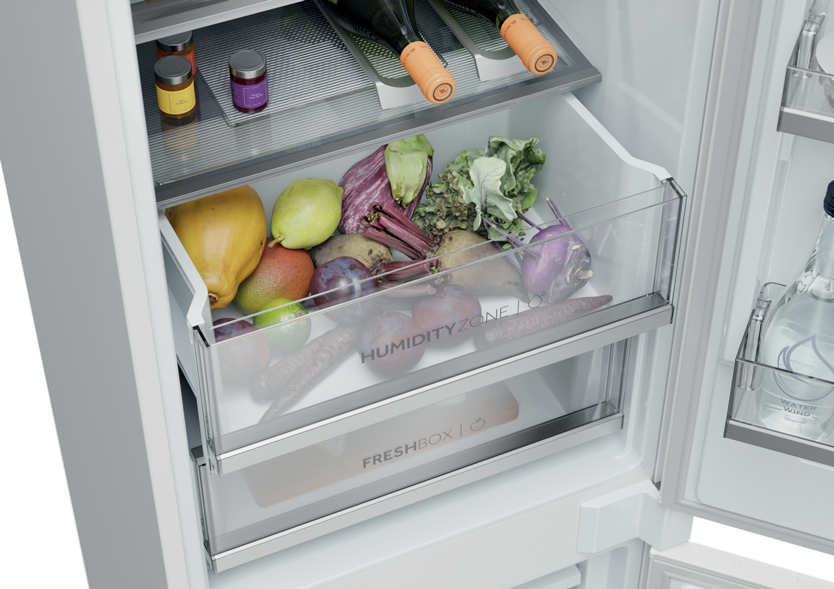 Cajón del refrigerador con frutas y verduras visibles. Incluye mangos, ciruelas y remolachas.