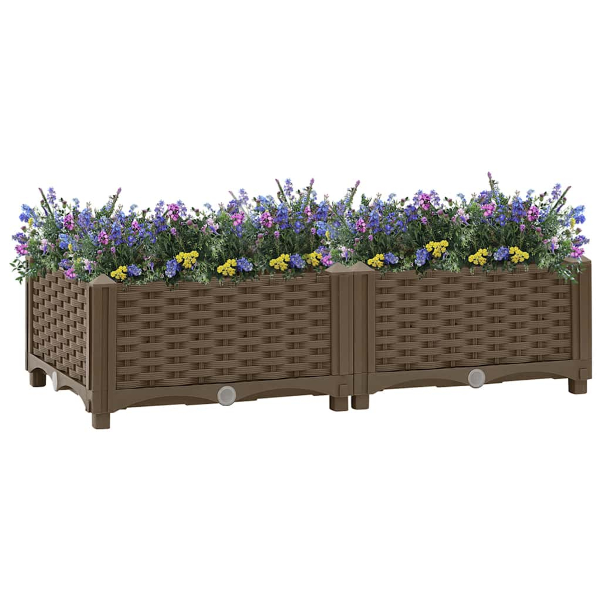 Ein brauner Pflanzkasten aus gewebtem Kunststoff, gefüllt mit bunten Blumen. Der Pflanzkasten ist rechteckig und hat eine dekorative Oberseite.