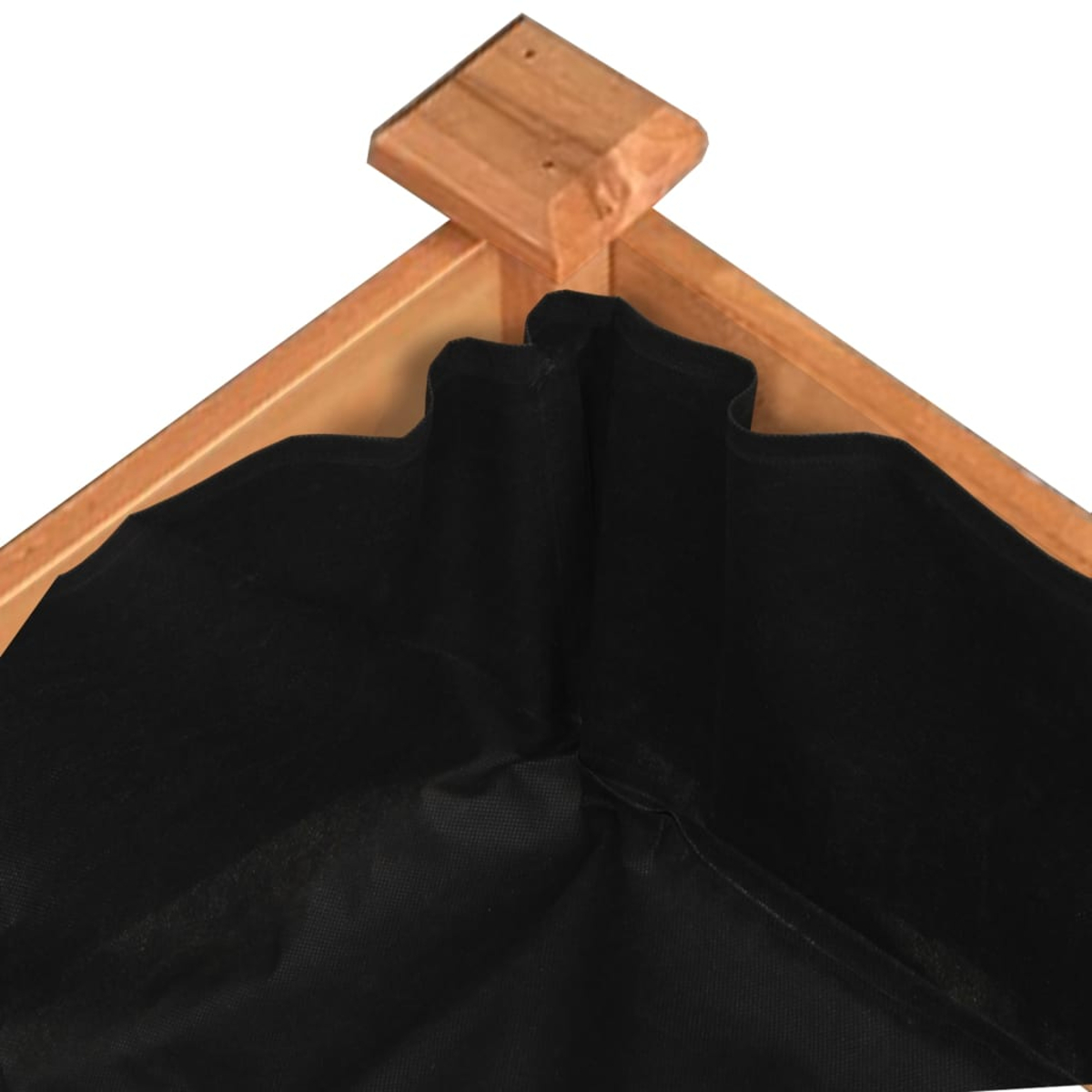 Nahaufnahme der Ecke eines Holzpflanzkastens mit schwarzem Stoff innen.