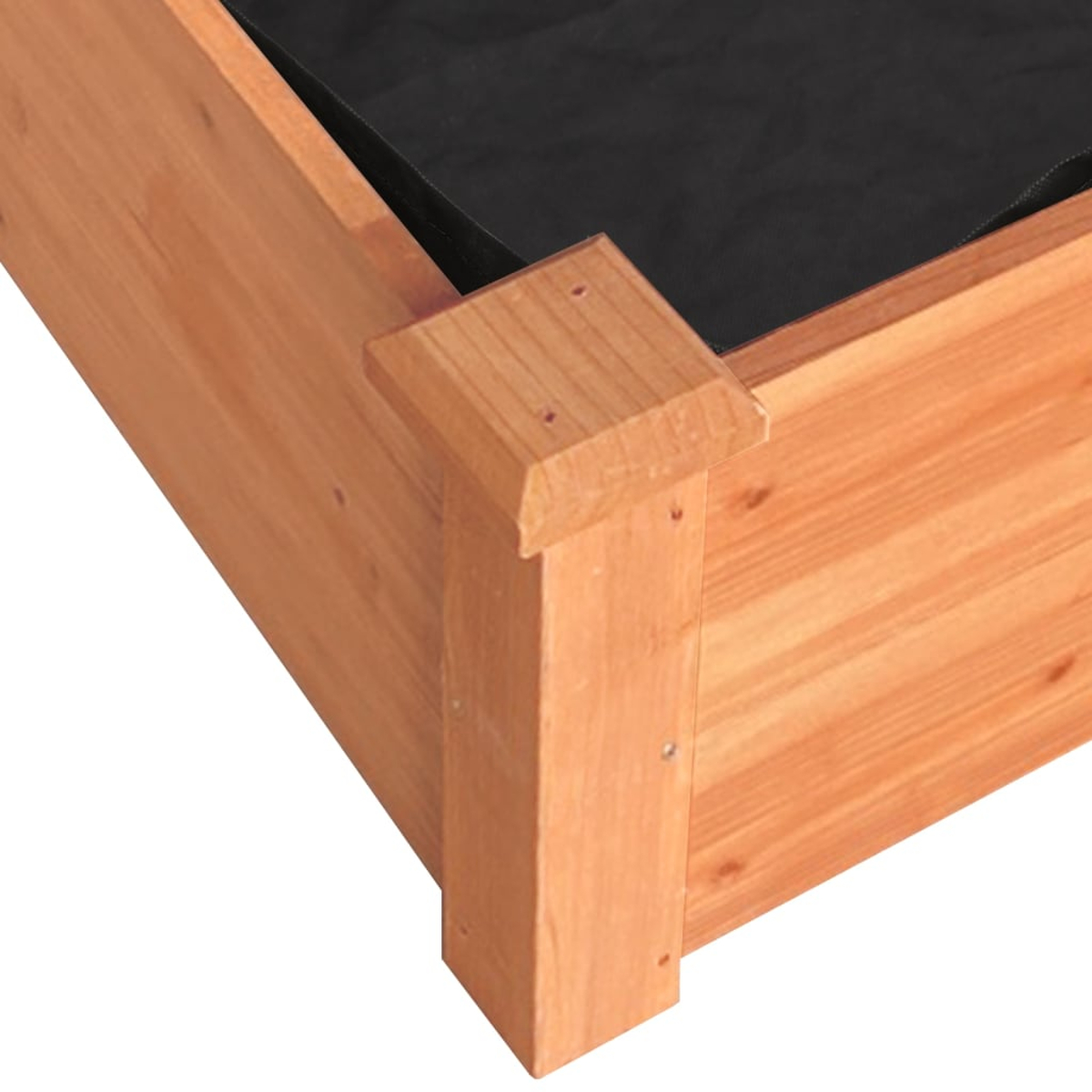 Nahaufnahme der Holzecke des Pflanzkastens mit schwarzem Stoff.