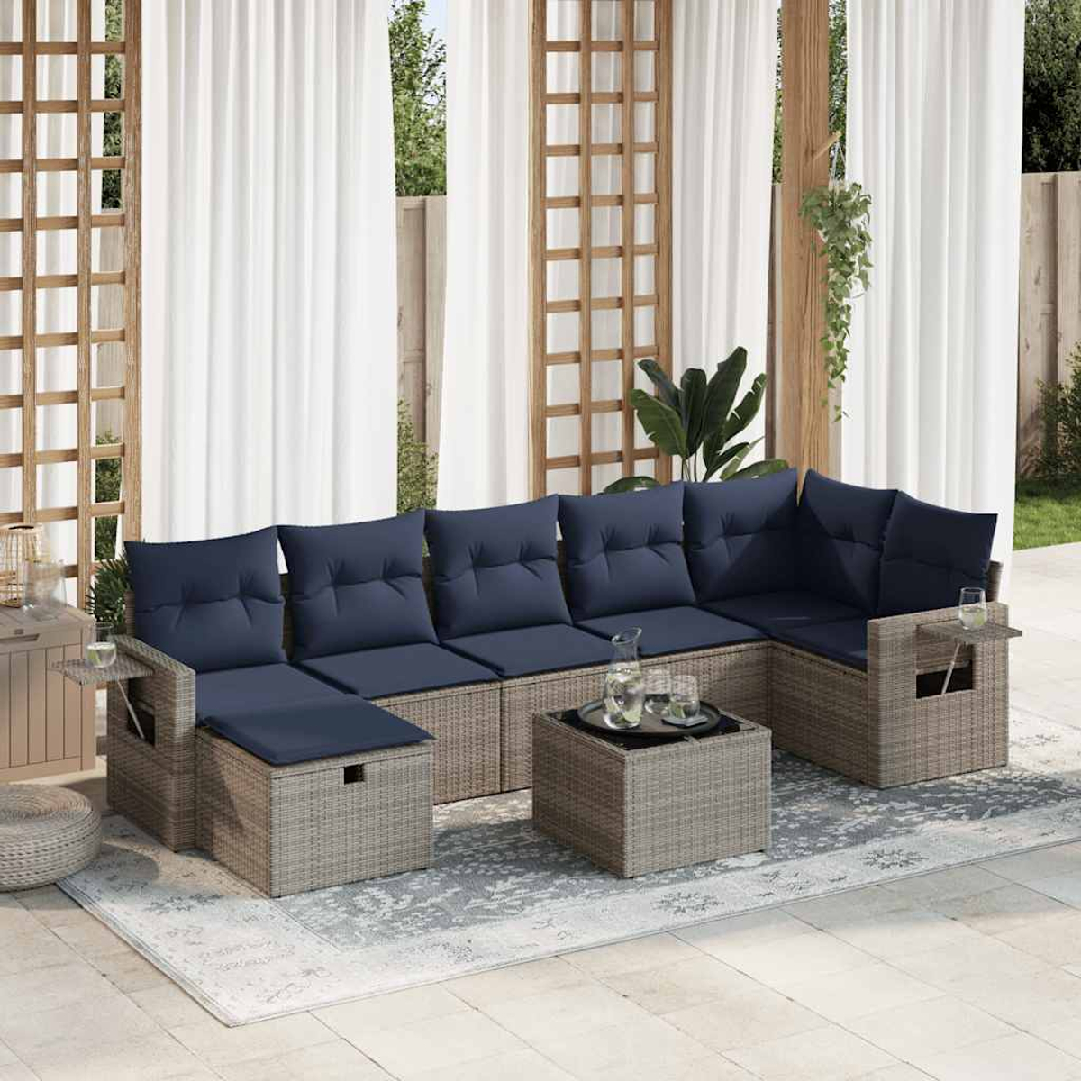 Szene im Freien mit Ecksofa mit blauen Kissen, Couchtisch und Teppich.