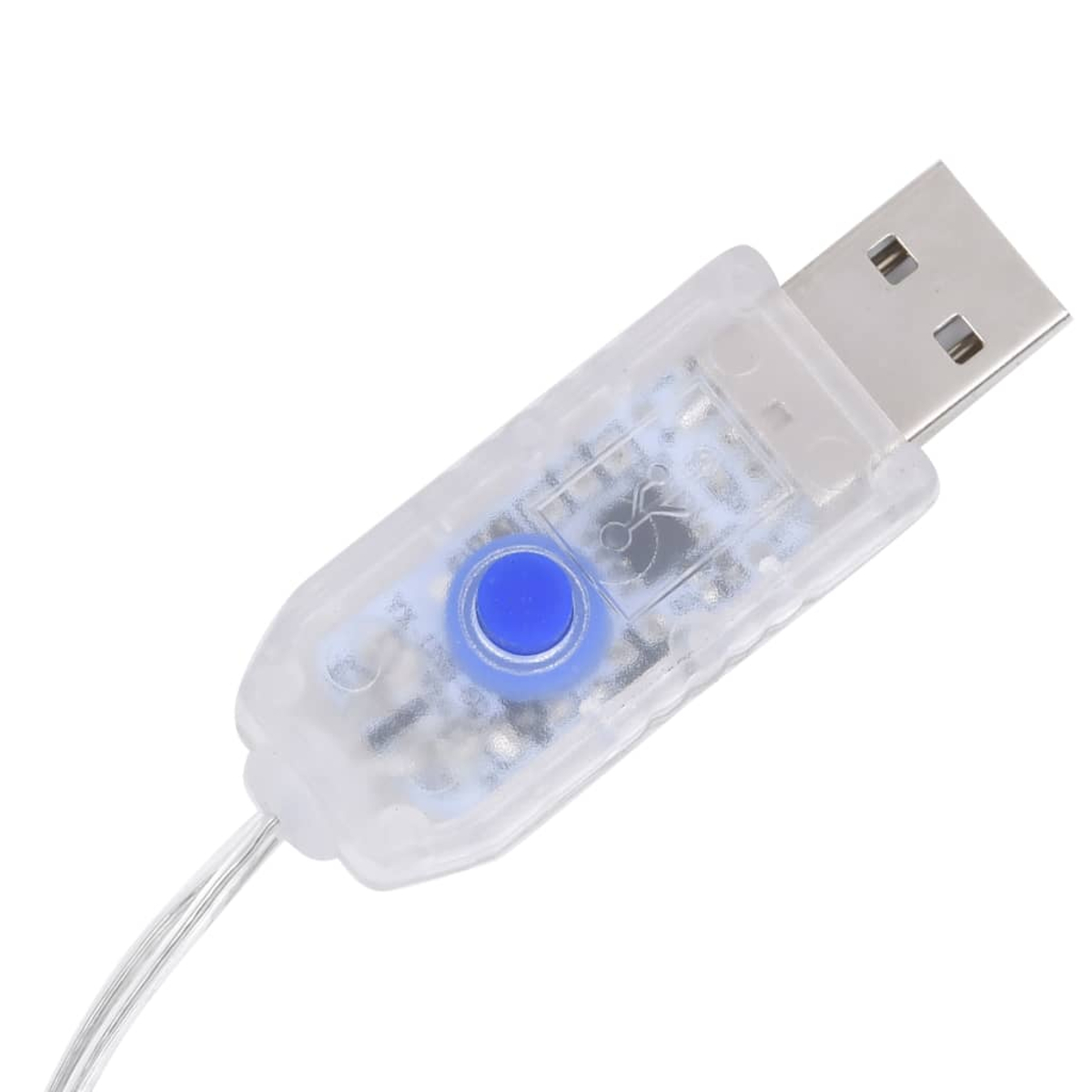 Eine Nahaufnahme zeigt den USB-Anschluss einer weißen Lichterkette mit einem blauen Knopf.