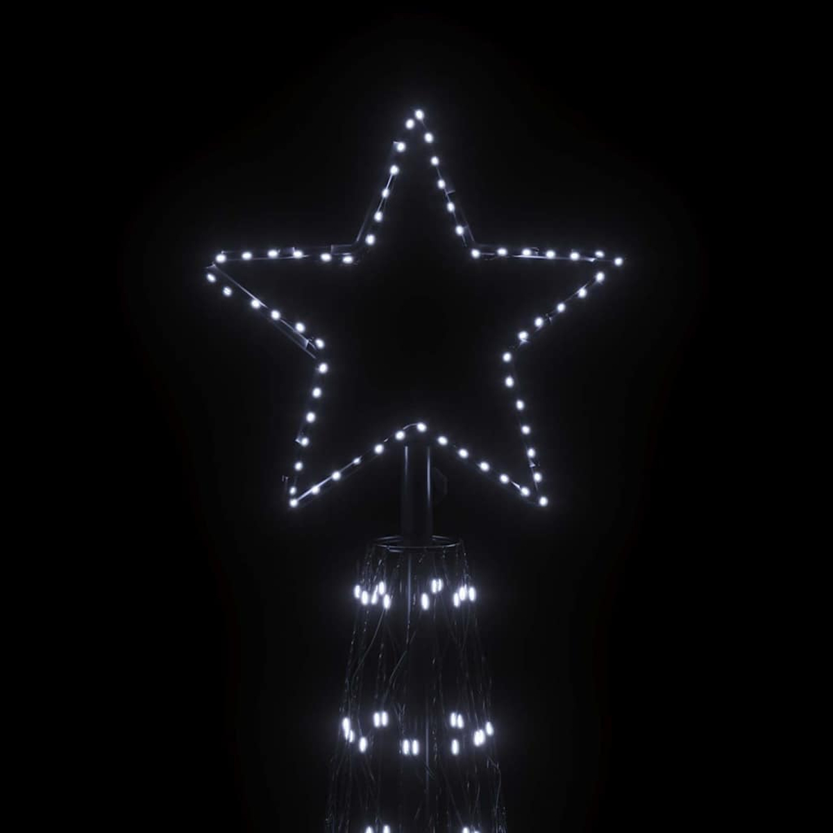 Nahaufnahme eines beleuchteten Sterns auf einem Weihnachtsbaum. Der Stern ist hell.