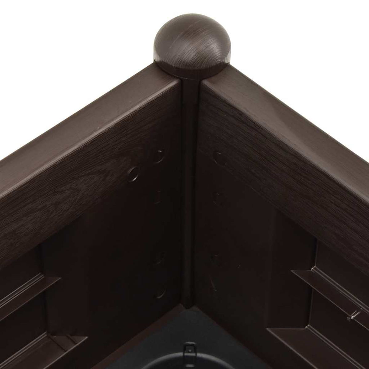 Nahaufnahme einer Ecke einer braunen Pflanzkasten, mit abgerundeter Oberseite und dekorativem Element.