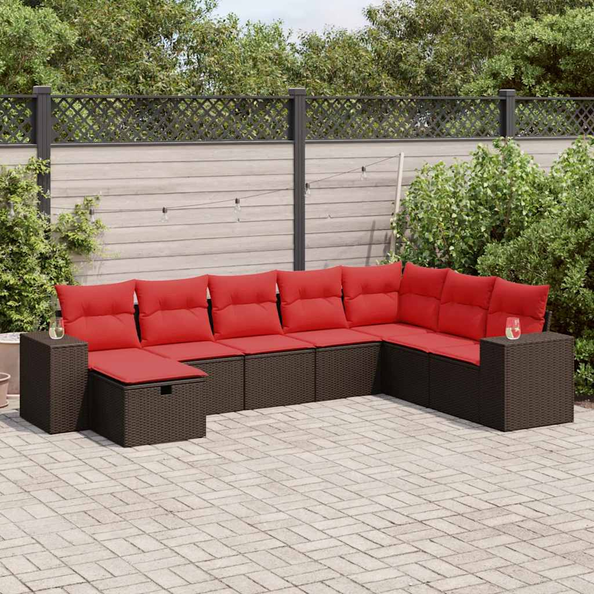 La escena al aire libre presenta un juego de patio estilo mimbre con cojines rojos, mesas auxiliares y un entorno de patio trasero ambiental.