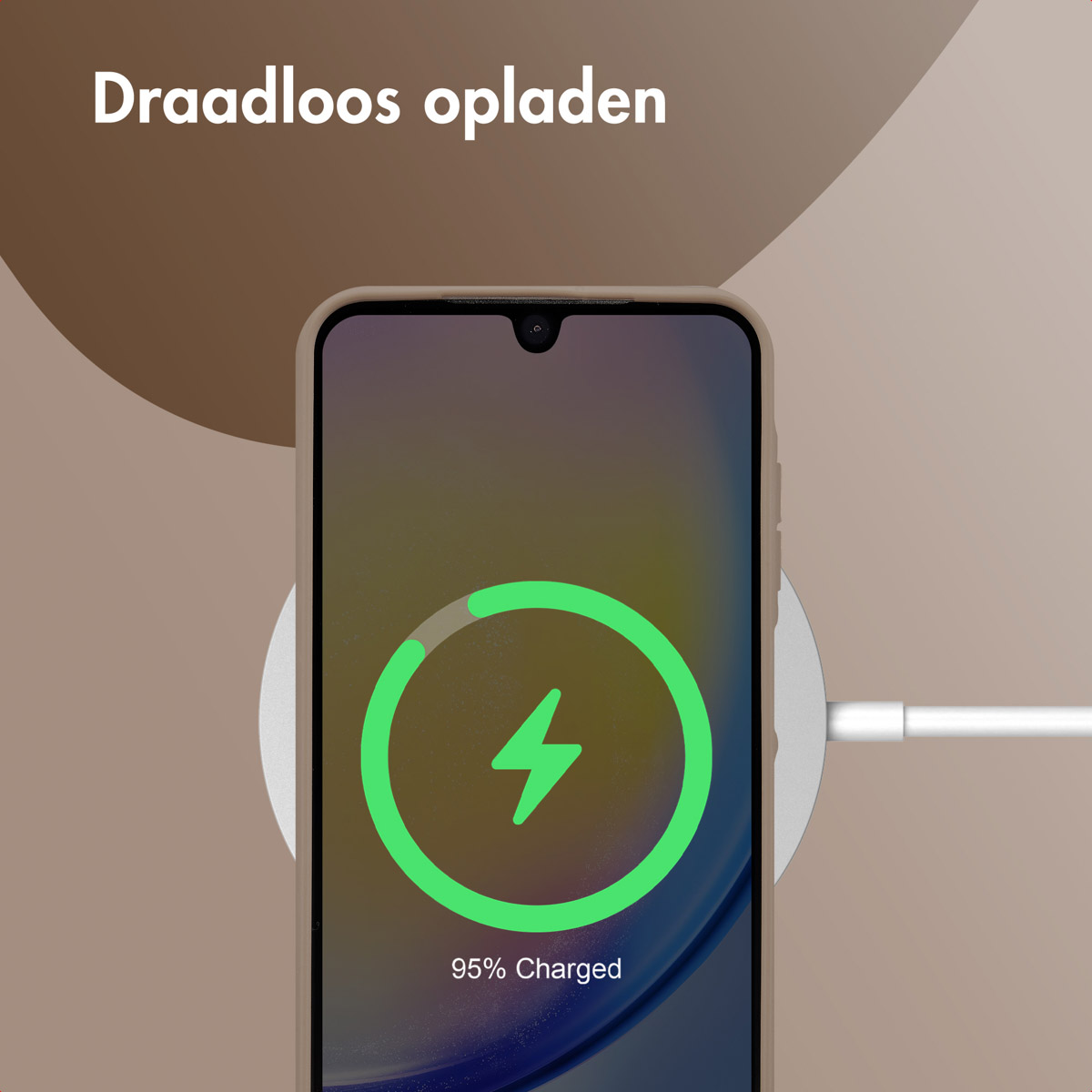 Un téléphone se recharge sans fil, affichant un éclair vert et 95 % de charge.