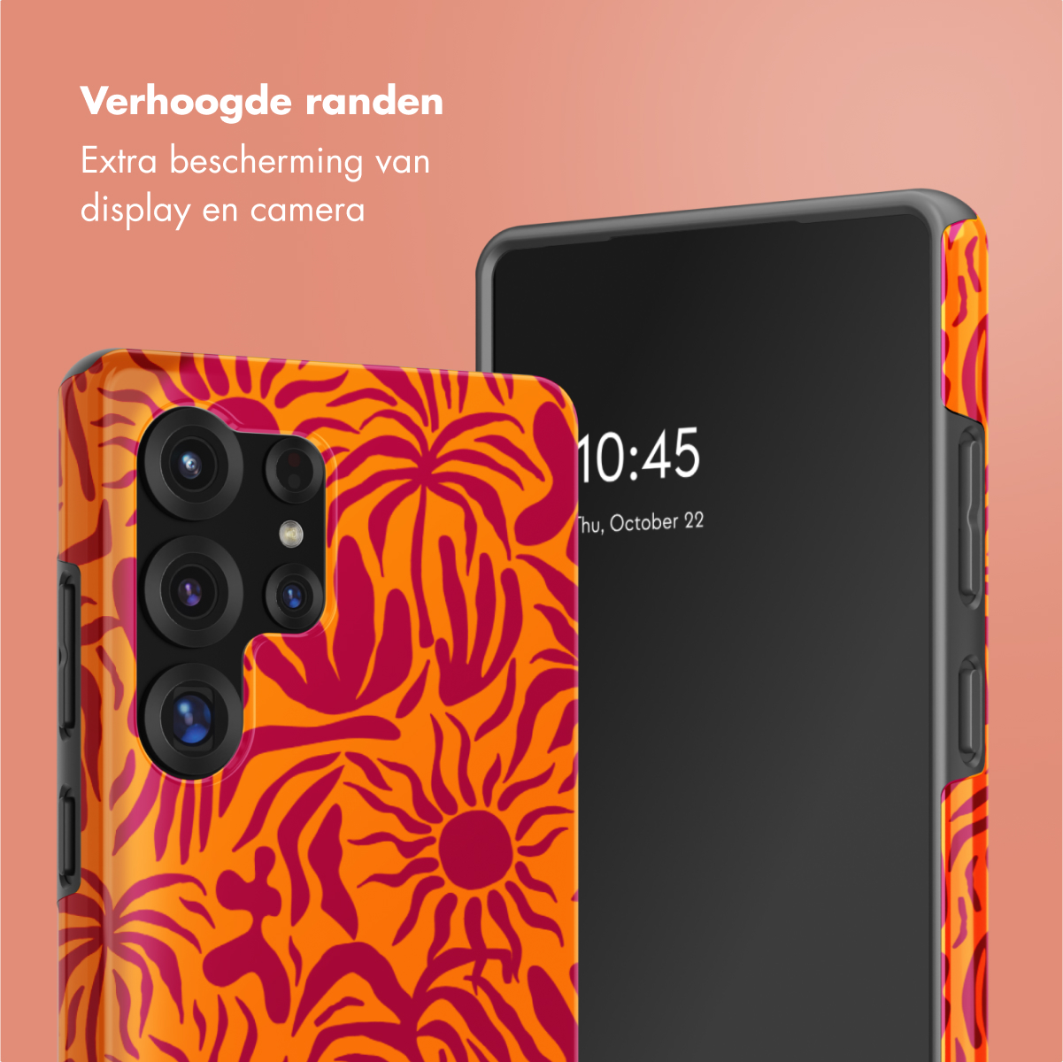 Telefoon met een oranje en rode bloemenhoes en een zwart scherm waarop de tijd staat.