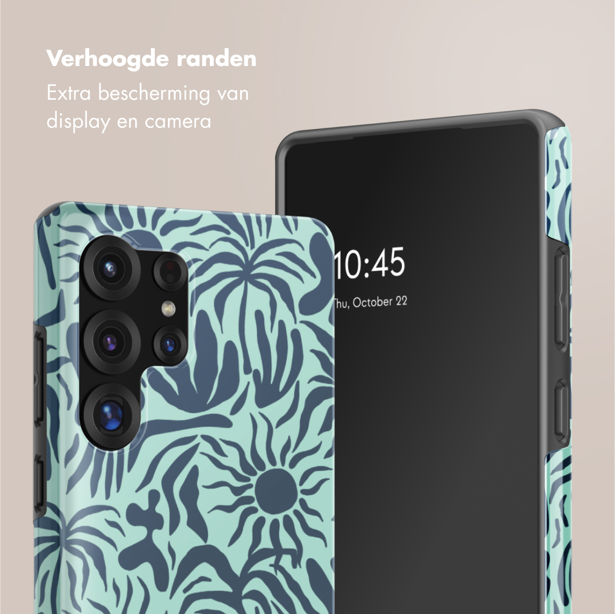 Telefoon met een groen en blauw bloemenhoesje en een zwart scherm waarop de tijd staat.