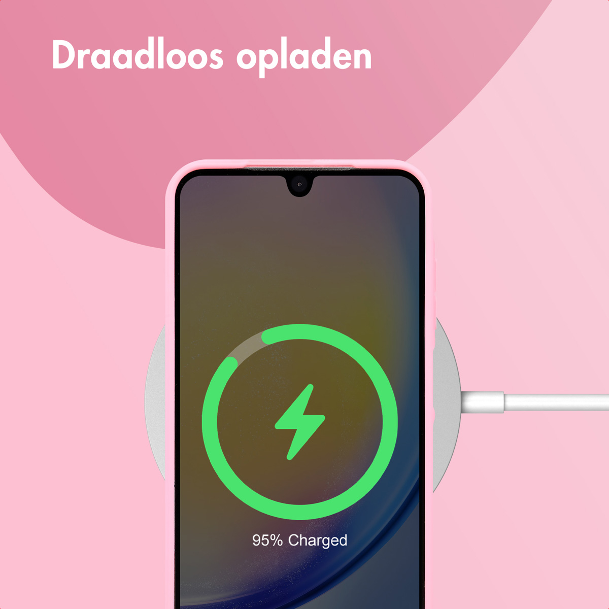 Een telefoon wordt opgeladen op een draadloze oplader. De telefoon heeft een roze hoesje.