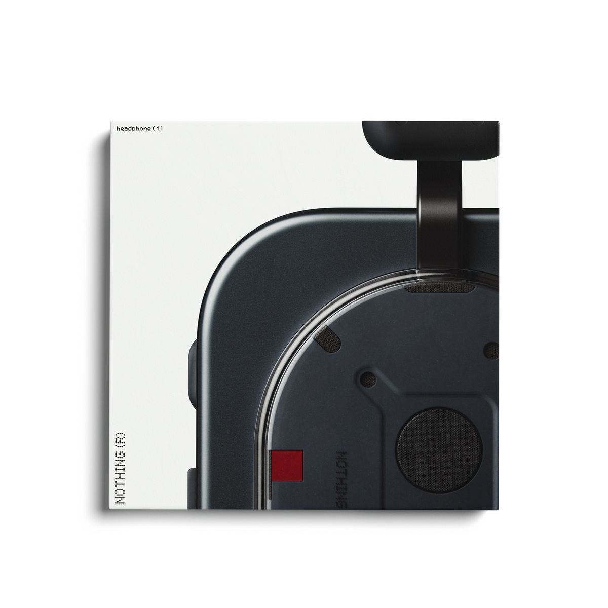 Zbliżenie czarnych słuchawek. Białe tło. Nazwa słuchawek z boku. Czerwony kwadrat.