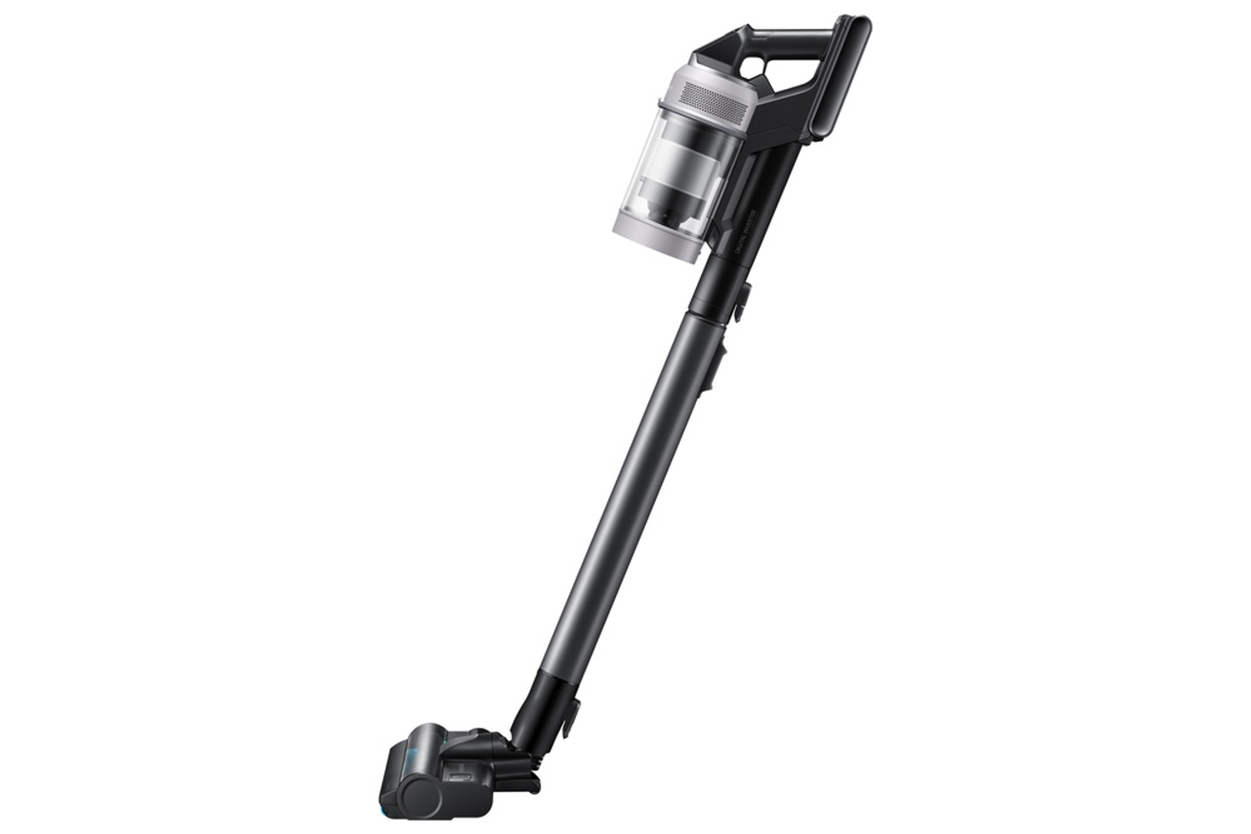 Odkurzacz bezprzewodowy lekko pochylony w prawo. Jest czarny i srebrny, z przezroczystym pojemnikiem na kurz i uchwytem.