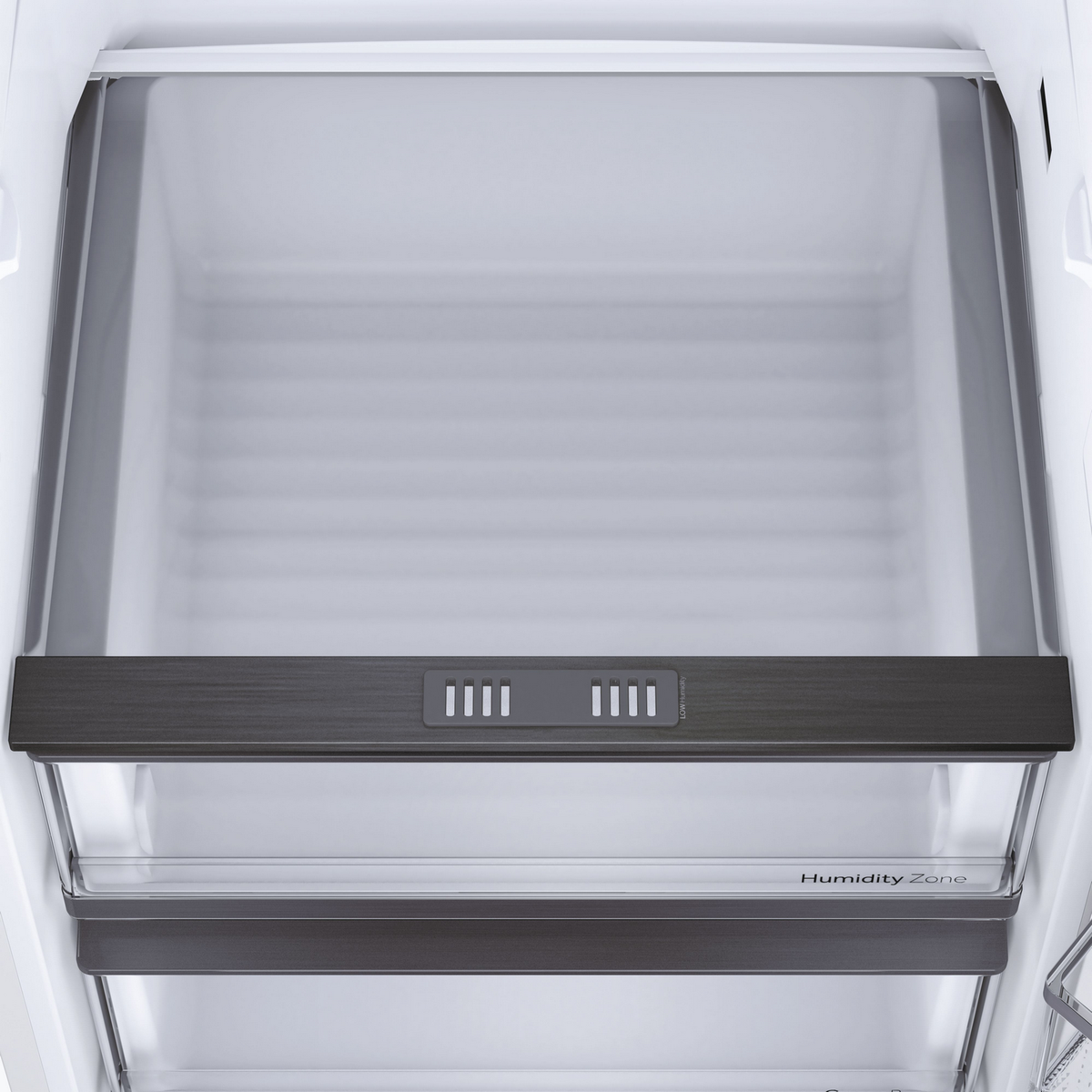 Interior de un refrigerador vacío. Hay estantes y cajones transparentes. La parte trasera es blanca.