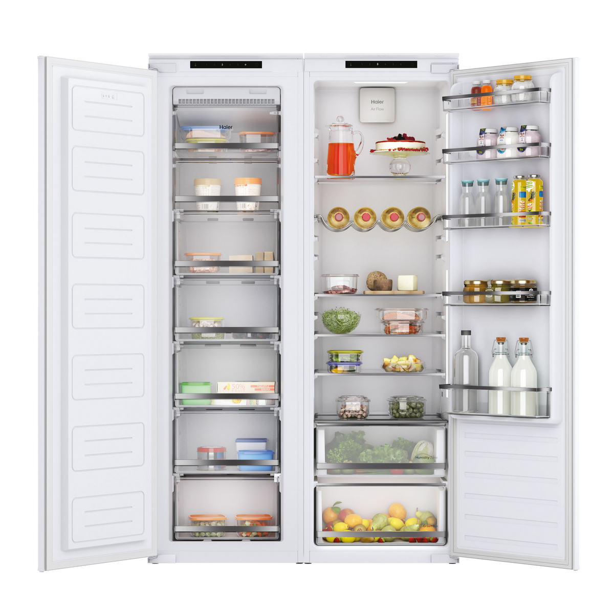 Un refrigerador blanco con las puertas abiertas. El interior está lleno de comida, organizada en estantes y cajones.
