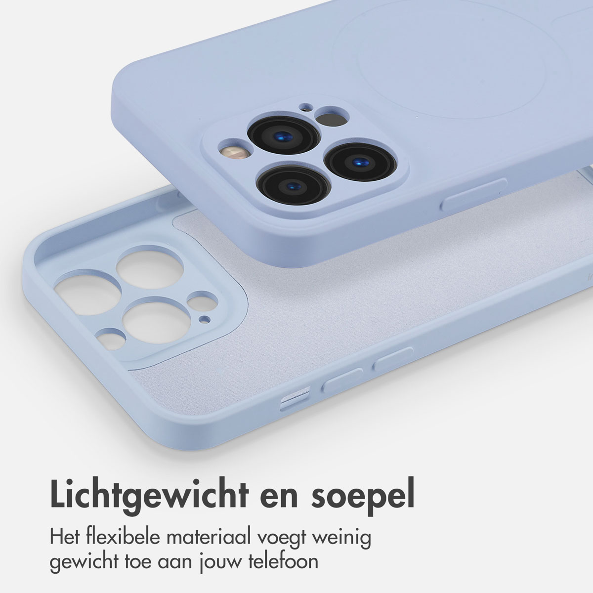 Een lichtblauwe telefoonhoes met een camera gat en een witte binnenkant, liggend op een wit oppervlak. Tekst: Lichtgewicht en soepel.