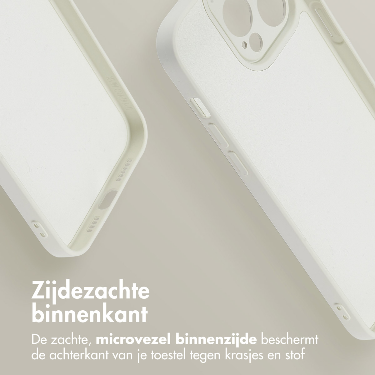Twee witte telefoonhoesjes, met een witte binnenkant, worden getoond. De tekst luidt: Zijdezachte binnenkant. Beschermt tegen krassen.