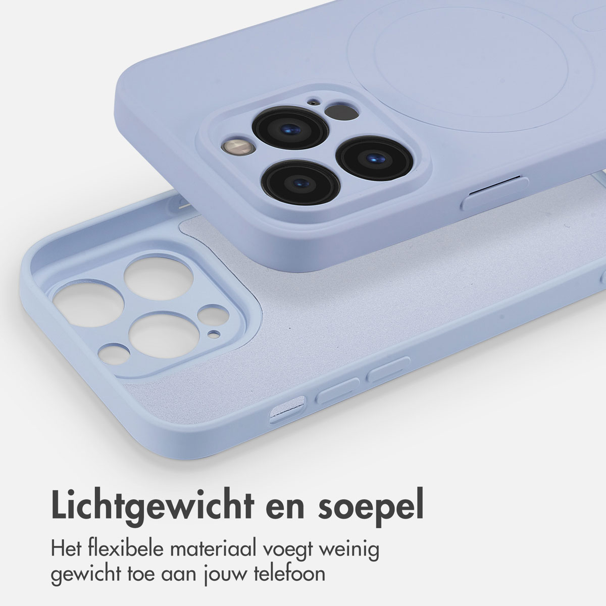Twee lichtblauwe telefoonhoesjes, waarvan één met cameralenzen, zweven boven een lichte achtergrond.