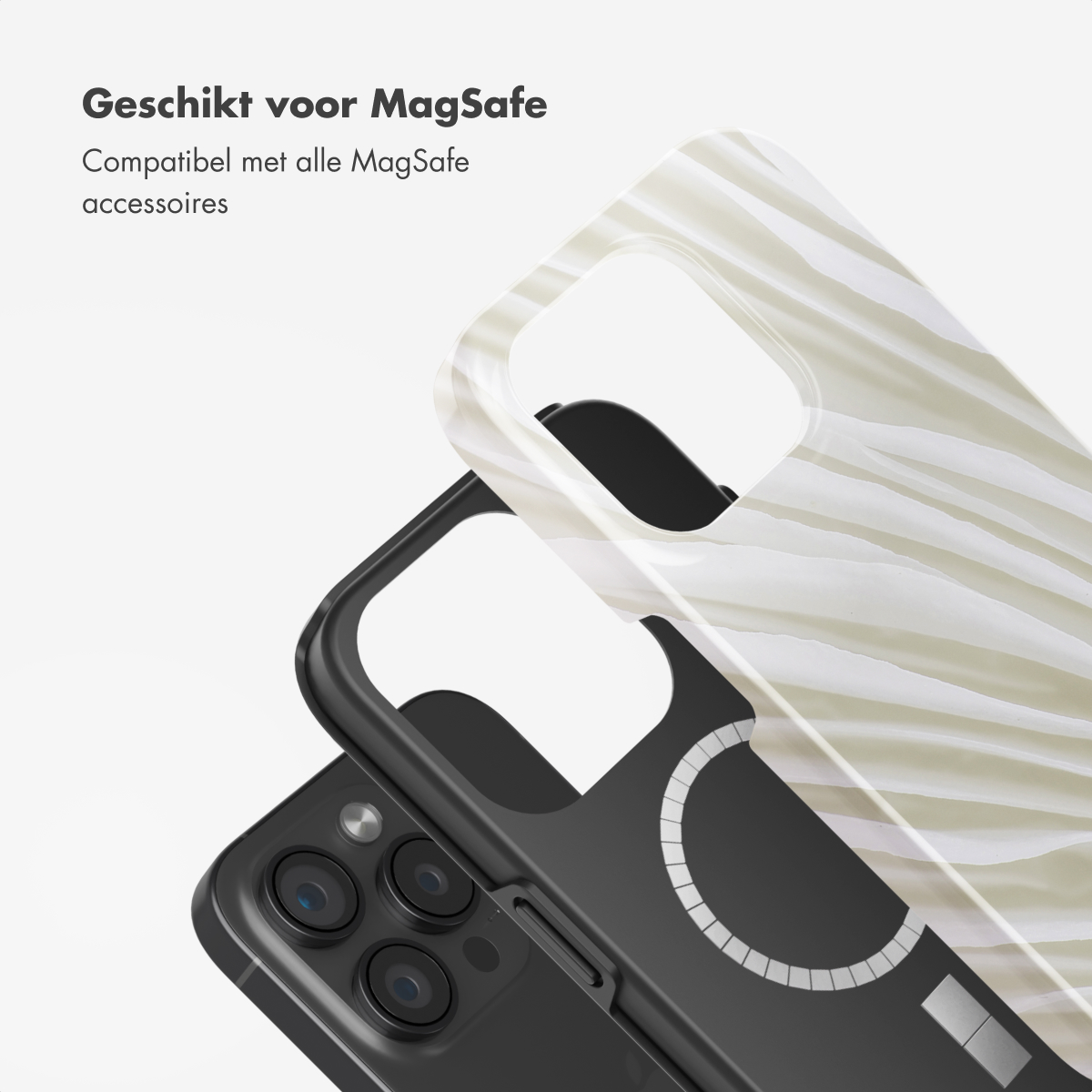 Un iPhone noir est montré avec une coque blanche qui a un cercle MagSafe transparent.