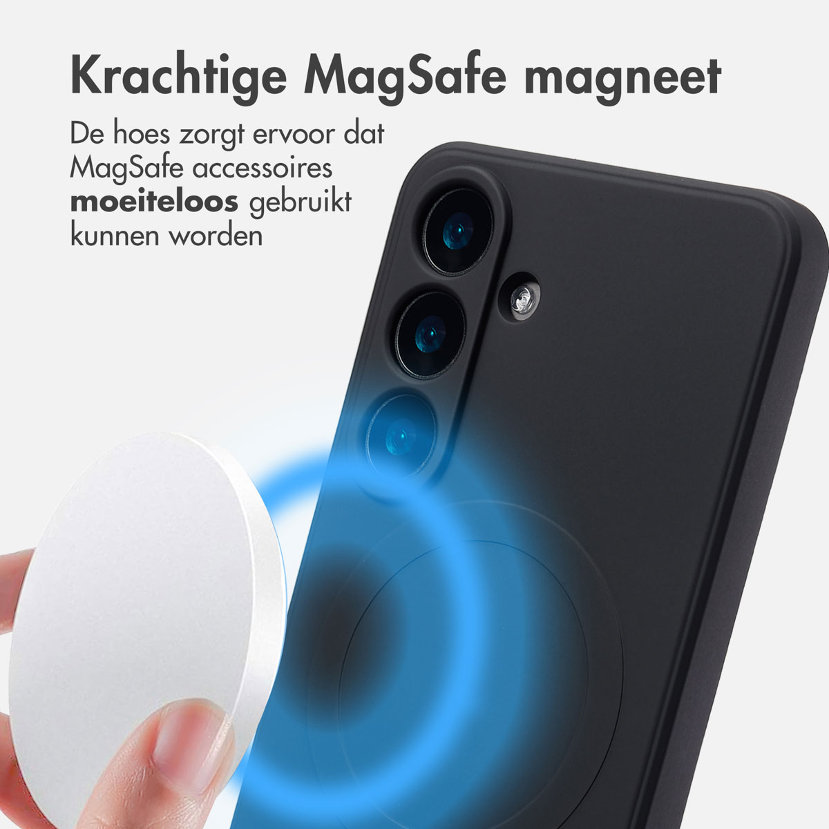 Een zwarte telefoonhoes met een witte MagSafe-schijf wordt door een hand vastgehouden.