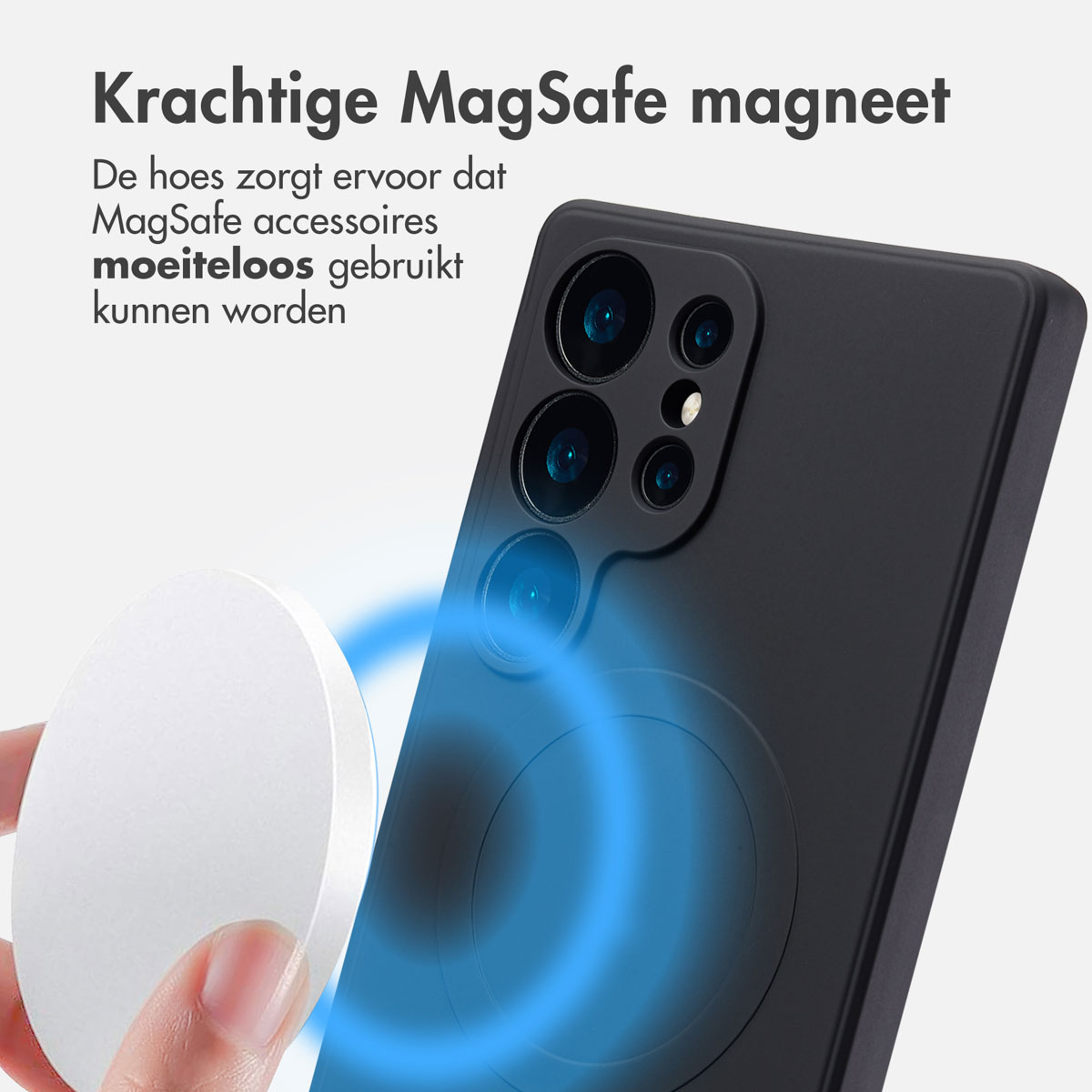 Hand die een witte cirkelvormige MagSafe-accessoire vasthoudt in de buurt van een zwart telefoonhoesje. Een blauwe gloed omringt de telefoon.