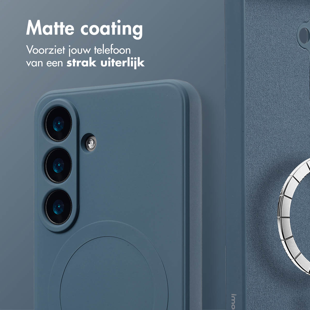 Blauw telefoonhoesje met de camera en een ring. Een andere hoes staat op de achtergrond.