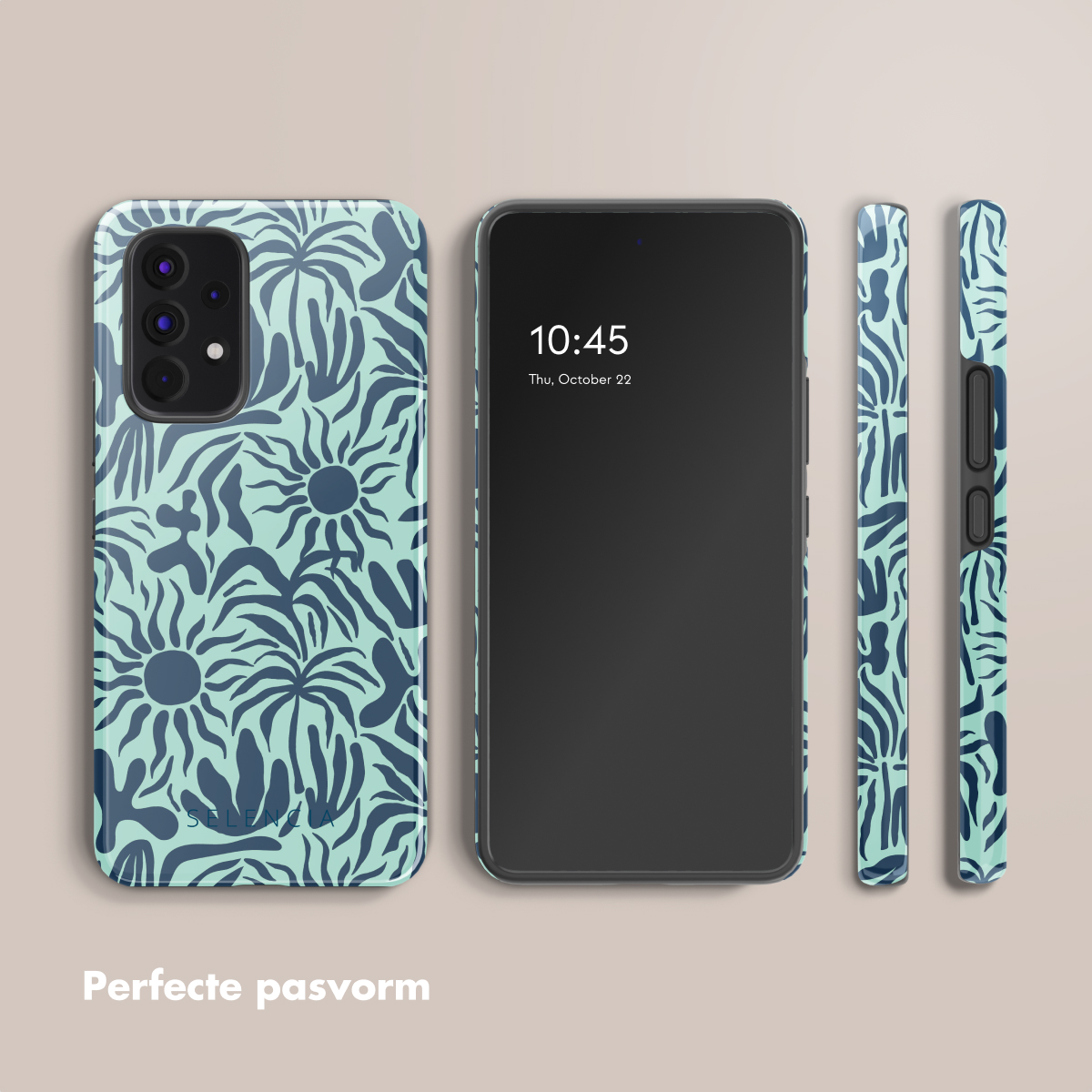 Un telefono con custodia floreale è accanto a due custodie abbinate. Il telefono mostra l'ora. Uno sfondo neutro.