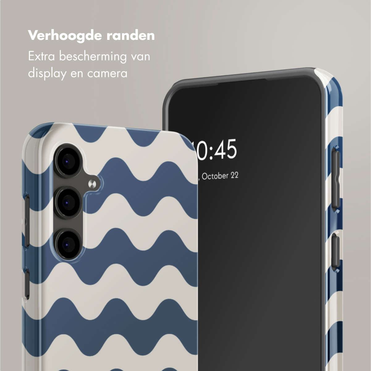 Telefoonhoesje met blauw-wit golvenpatroon. Telefoonscherm is zwart met tijdweergave en een witte achtergrond.