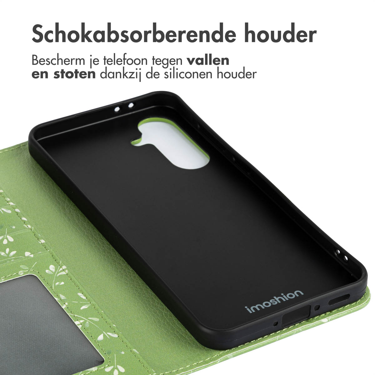 Binnenkant telefoonhoesje, groen met wit bloemenpatroon. Een zwarte telefoon zit erin.