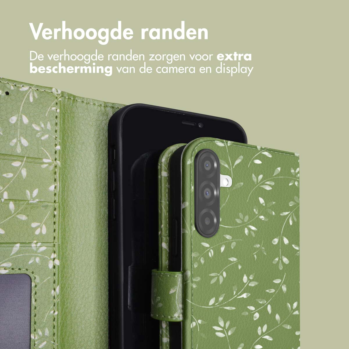 Groene telefoonhoes met bladerpatroon beschermt een zwarte telefoon. De hoes heeft verhoogde randen.