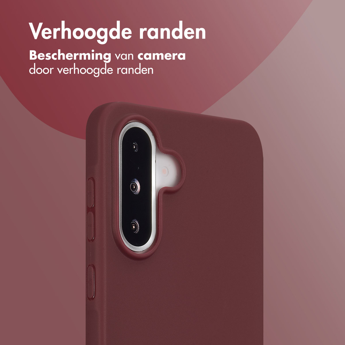 Een bordeauxrode telefoonhoes met een camera-uitsparing. De hoes heeft een gebogen ontwerp. De achtergrond is een verloop.