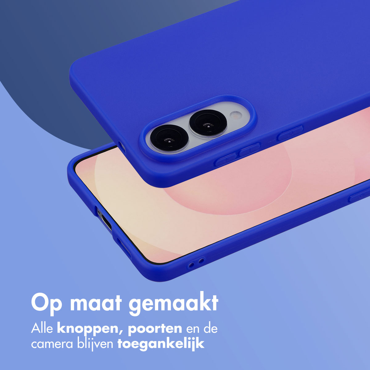 Een blauwe telefoonhoes met de telefoon erin. De achtergrond is blauw.