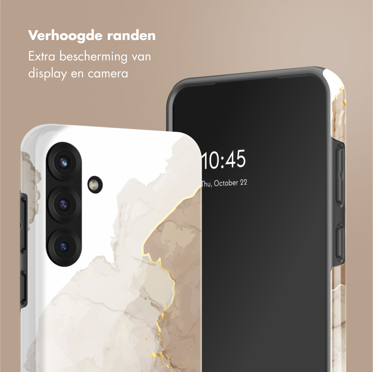 Een telefoon met een marmer design hoesje. De achtergrond is bruin.