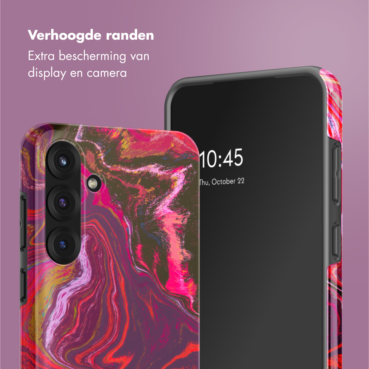 Close-up van een telefoonhoesje met een marmerontwerp en een telefoon. De achtergrond is een paarse gradiënt.