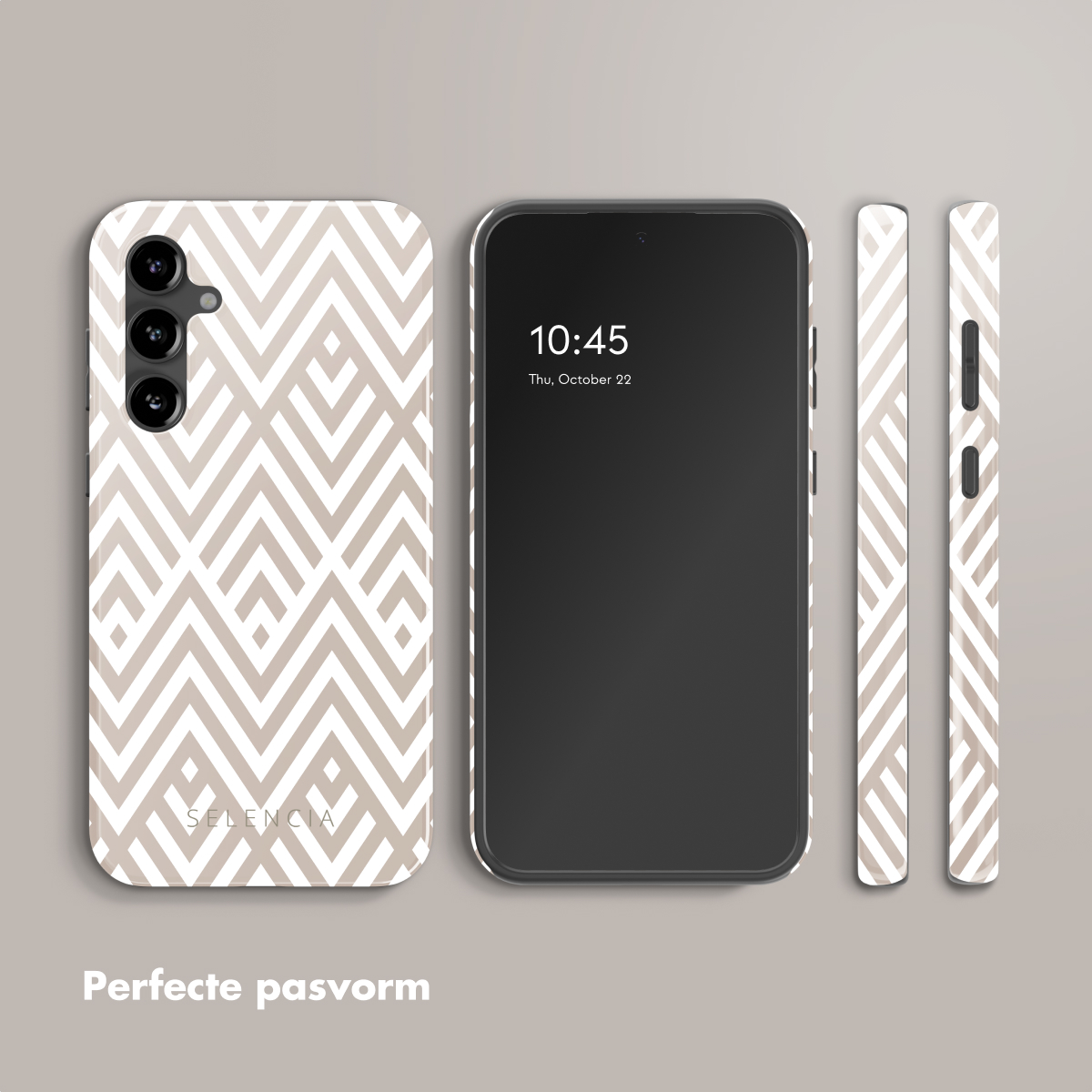 Telefoonhoesje met een wit en bruin geometrisch ontwerp, telefoonscherm zichtbaar. Drie hoeken. Achtergrond beige.